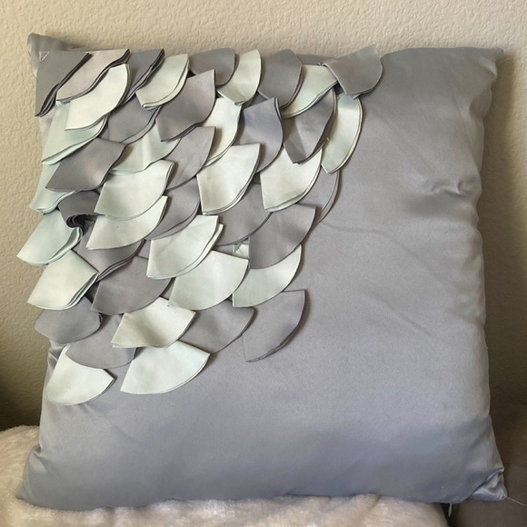 Throw pillow - Picture 1 of 1